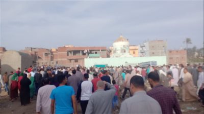 الآلاف يشيعون جثامين ضحايا حادث غرق 4 أشخاص بترعة سمخراط في البحيرة