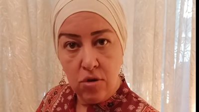 أجبر والده على التوقيع داخل العناية.. شخص يستغل مرض أبيه ويستولي على الميراث ويحبس شقيقته (فيديو)