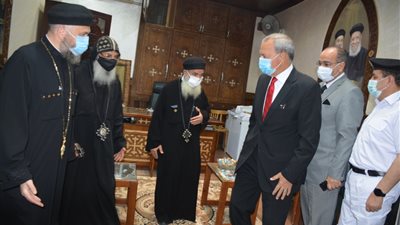 محافظ القليوبية ومدير الأمن يهنآن الأنبا مكسيموس بعيد القيامة (صور) 