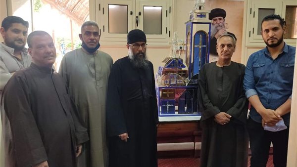 مسلمون يهدون في مجسم