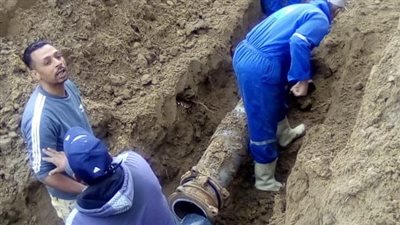 إصلاح كسور مفاجئة في شبكة مياه الشرب بمدن القناة (صور) 