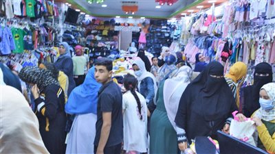 محافظ الغربية يغلق محال تجارية بطنطا بسبب تكدس المواطنين داخلها وخطورة انتشار كورونا 