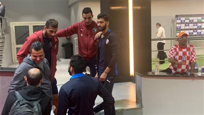 أسامة نبيه ولاعبو الزمالك يرحبون بأحمد زاهر قبل لقاء بيراميدز (صور)