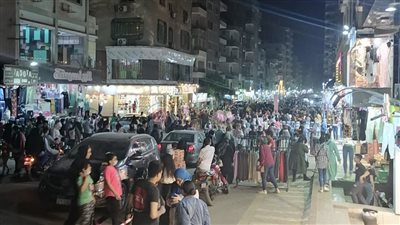 دون إجراءات احترازية.. تكدسات بين المواطنين بشارع ضياء بالهرم (صور)