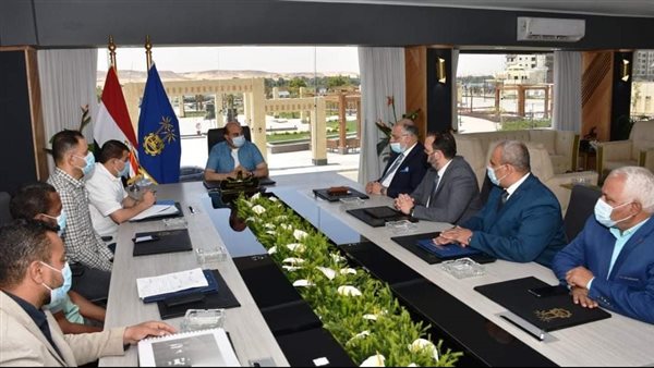 محافظ أسوان مع مسئولى