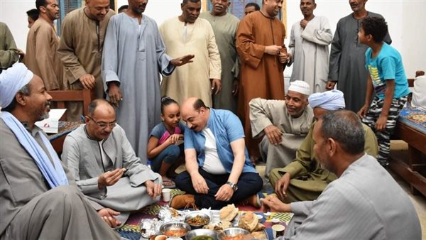 محافظ أسوان وافطار