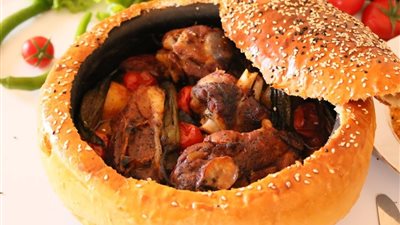 من داخل المطبخ التركي.. طريقة إعداد فخارة اللحم بالعجين 