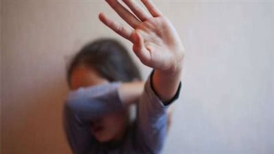 صاحب سوبر ماركت يتحرش بطفلة عامين ونصف ويسبب لها تورمًا شديدًا بالأعضاء التناسلية بشبين القناطر 