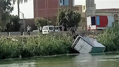 انتشال سيارة سقطت في نهر النيل بكفر شكر (صور) 