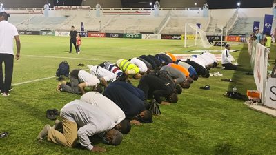 غزل المحلة يؤدي صلاة العشاء قبل موقعة الأهلي (صور)