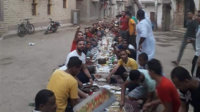 شباب الشيخ عتمان بقنا يتحدون كورونا بحفل إفطار جماعي