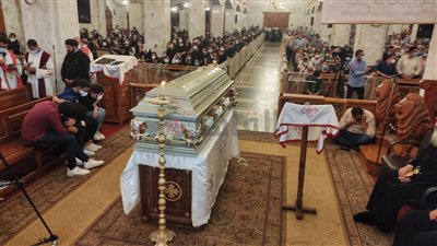 أسقف عام إيبارشية الأقصر يترأس صلوات جنازة كاهن كنيسة رئيس الملائكة ميخائيل (صور)