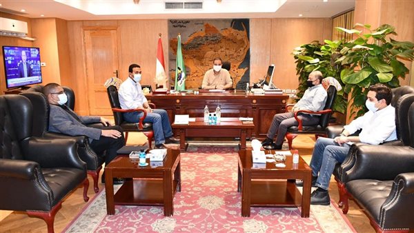 محافظ الفيوم يجتمع