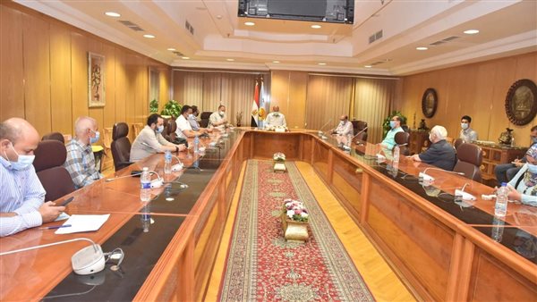 محافظ أسيوط يعقد