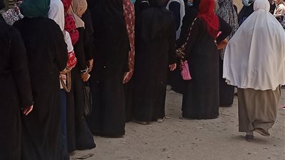 زحام على مكاتب البريد وسط تجاهل الإجراءات الاحترازية بالمنيا (صور)