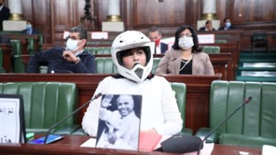 عبير موسى ترتدي خوذة داخل البرلمان التونسي 
