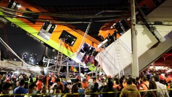 انهيار جسر مترو معلق