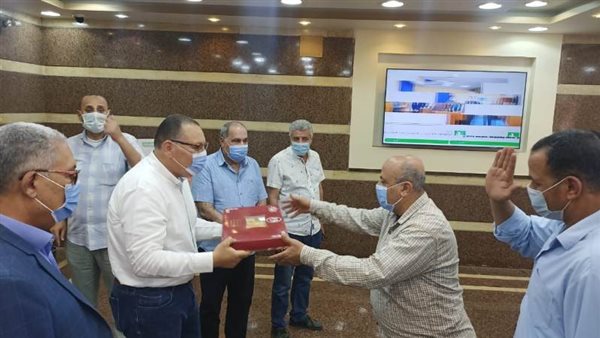 محافظ الشرقية يوزع