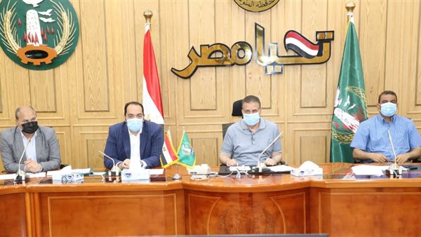 جانب من اجتماع محافظ