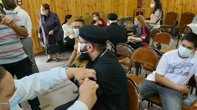 تطعيم الأساقفة والقساوسة والرهبان بلقاح كورونا بجميع كنائس المنصورة (صور) 
