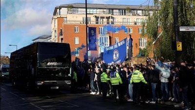استقبال حافل من جماهير تشيلسي للفريق قبل مواجهة ريال مدريد (فيديو)