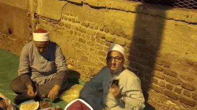 وكيل وزارة الأوقاف بالمنيا يتناول الإفطار بجوار سور مسجد