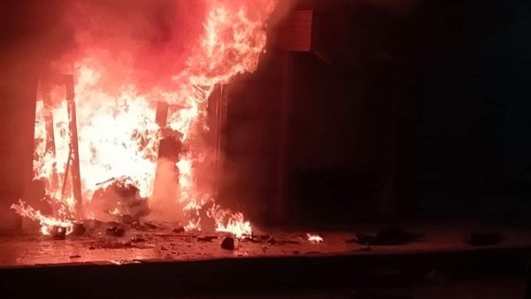 شاب يشعل النيران