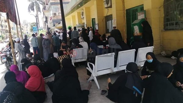 تكدس المواطنين أمام