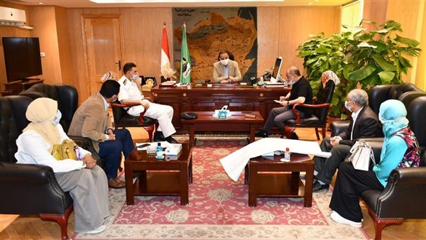 محافظ الفيوم يناقش