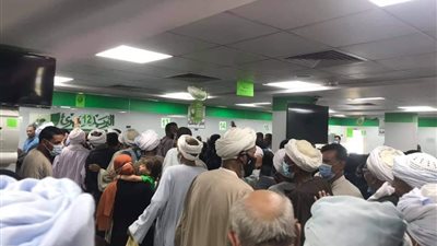 قبل العيد.. مكتب بريد قنا يتحدى كورونا بالزحام (صور)