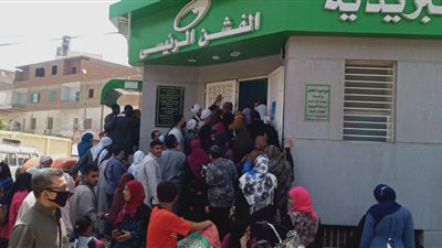 وسط غياب تام من المسئولين.. زحام شديد على مكاتب البريد في الفشن دون كمامات (صور)