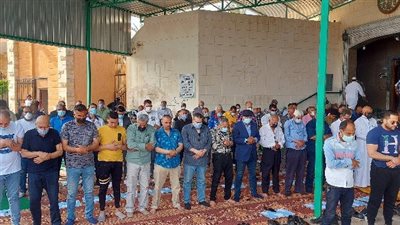 العشرات يؤدون صلاة الجنازة على الكابتن مدحت فقوسة ببورسعيد (صور) 