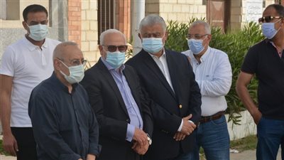 محافظ بورسعيد يشارك في تشييع جثمان الكابتن مدحت فقوسة إلى مثواه الأخير