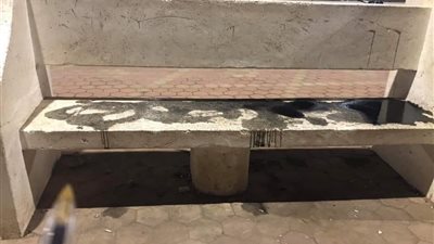 بعد تطويره بتكلفة 38 مليون جنيه.. مسئولو المحلة يشوهون مقاعد الكورنيش بزيوت متسخة منعا لتجمع المواطنين 