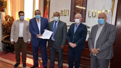 خلال جلسة المجلس التنفيذي.. محافظ الأقصر يكرم مدير إدارة الأزمات والكوارث