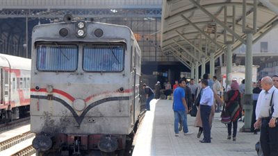 السكة الحديد تكشف حقيقة إلغاء رحلات بسبب فك ارتباط البرج الرئيسي بمحطة مصر | خاص