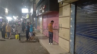 المحال التجارية تلتزم ببدء تنفيذ قرارات الغلق في اليوم الأول بالأقصر (صور وفيديو)