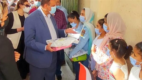 توزيع الهدايا على