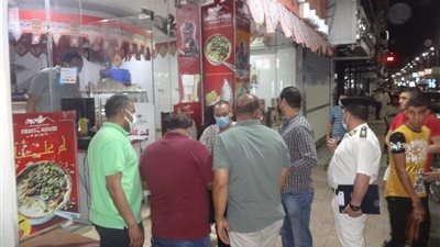 تحرير 11 محضرا لمحال خالفت قرار الغلق و23 لعدم ارتداء الكمامة في الأقصر (صور)