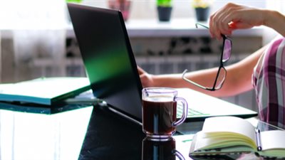 لهذا السبب.. لا ترتدي البيجامة أثناء العمل من المنزل