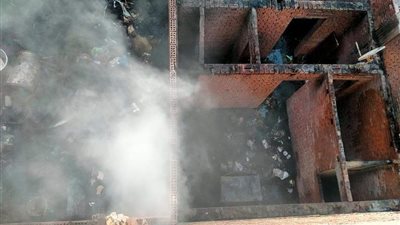 السيطرة على حريق بسطح عقار بمنطقة عزبة النخل (فيديو)