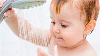 الطريقة الصحيحة لاستحمام طفلك دون ضرر
