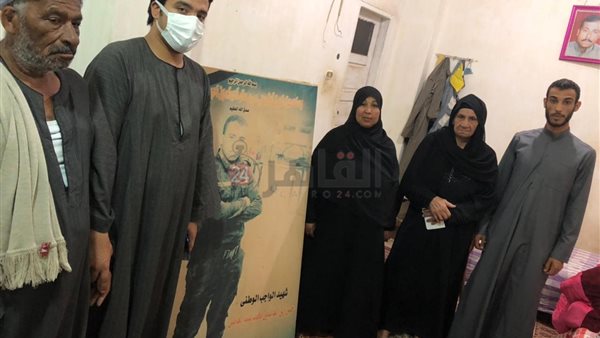 أسرة الشهيد مع محرر