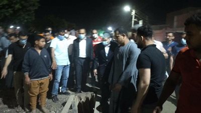 محافظ المنيا يتابع حادث مصرع 6 أشخاص وإصابة 13أخرين داخل غرفة صرف صحي (صور)