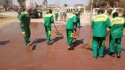 قبل عيد الفطر المبارك.. حملة غسيل للممشى السياحي بالغردقة (صور)