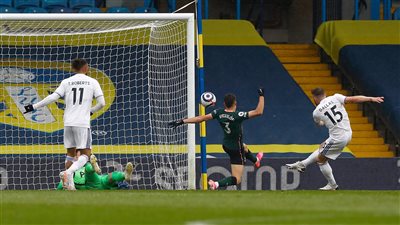 توتنهام يسقط أمام ليدز بثلاثية في الدوري الإنجليزي 