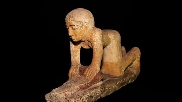 تمثال لعامل يطحن