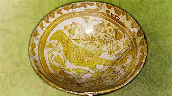 صحن من الخزف بمتحف