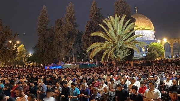 فلسطينيون يؤدون صلاة