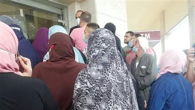 زحام شديد أمام بنك مصر بدمياط الجديدة